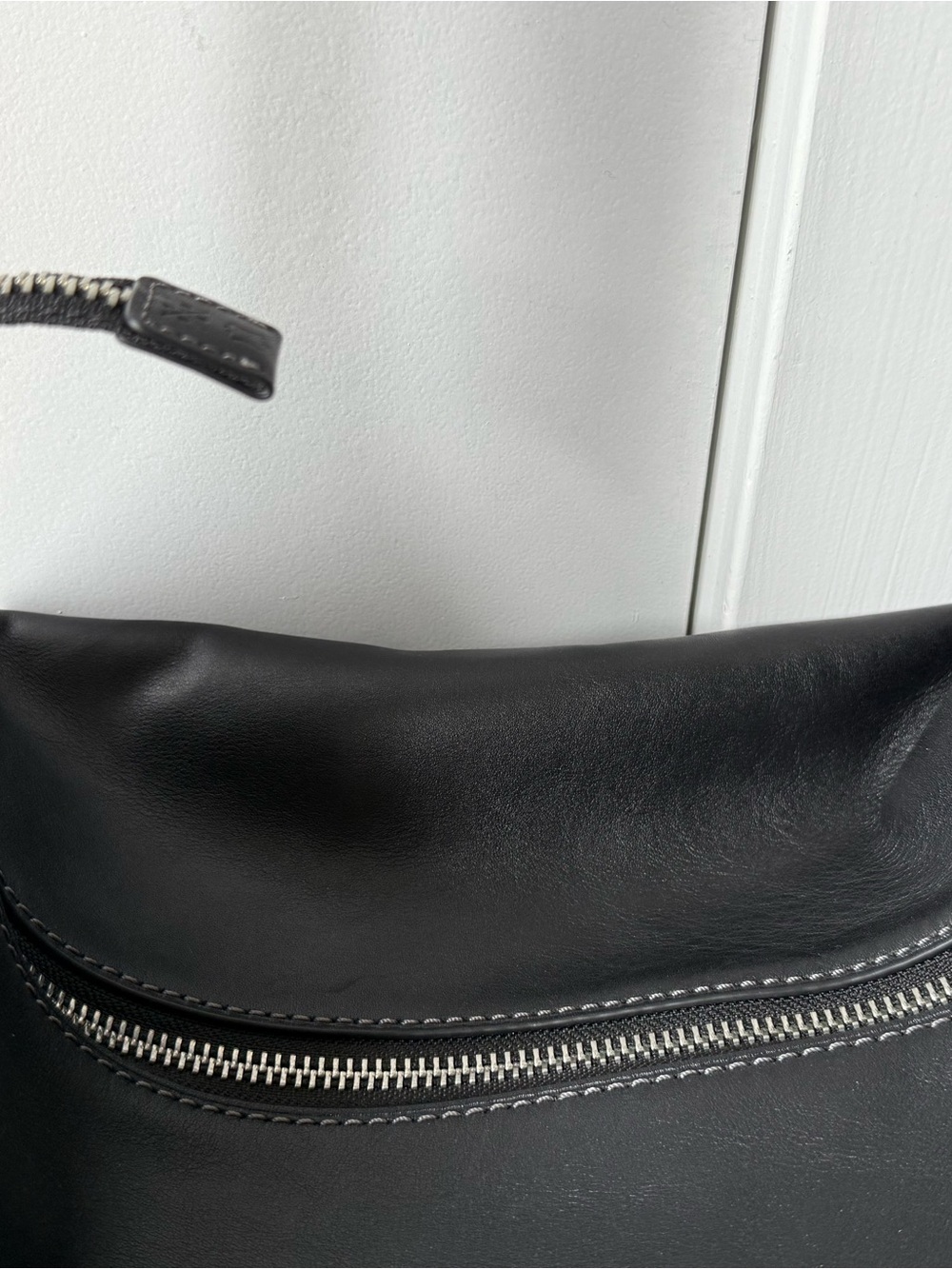 Black Leather Men's Shoulder Bag - Classic Zip Detail - Picture 5 of 5